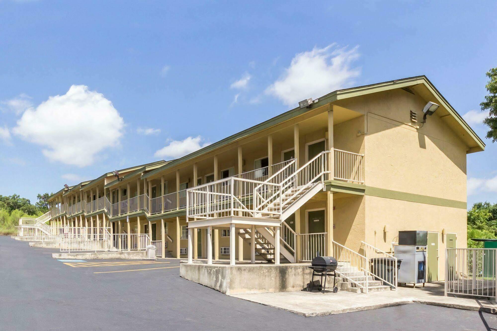 HillView Inn at Six Flags Fiesta San Antonio Exterior foto
