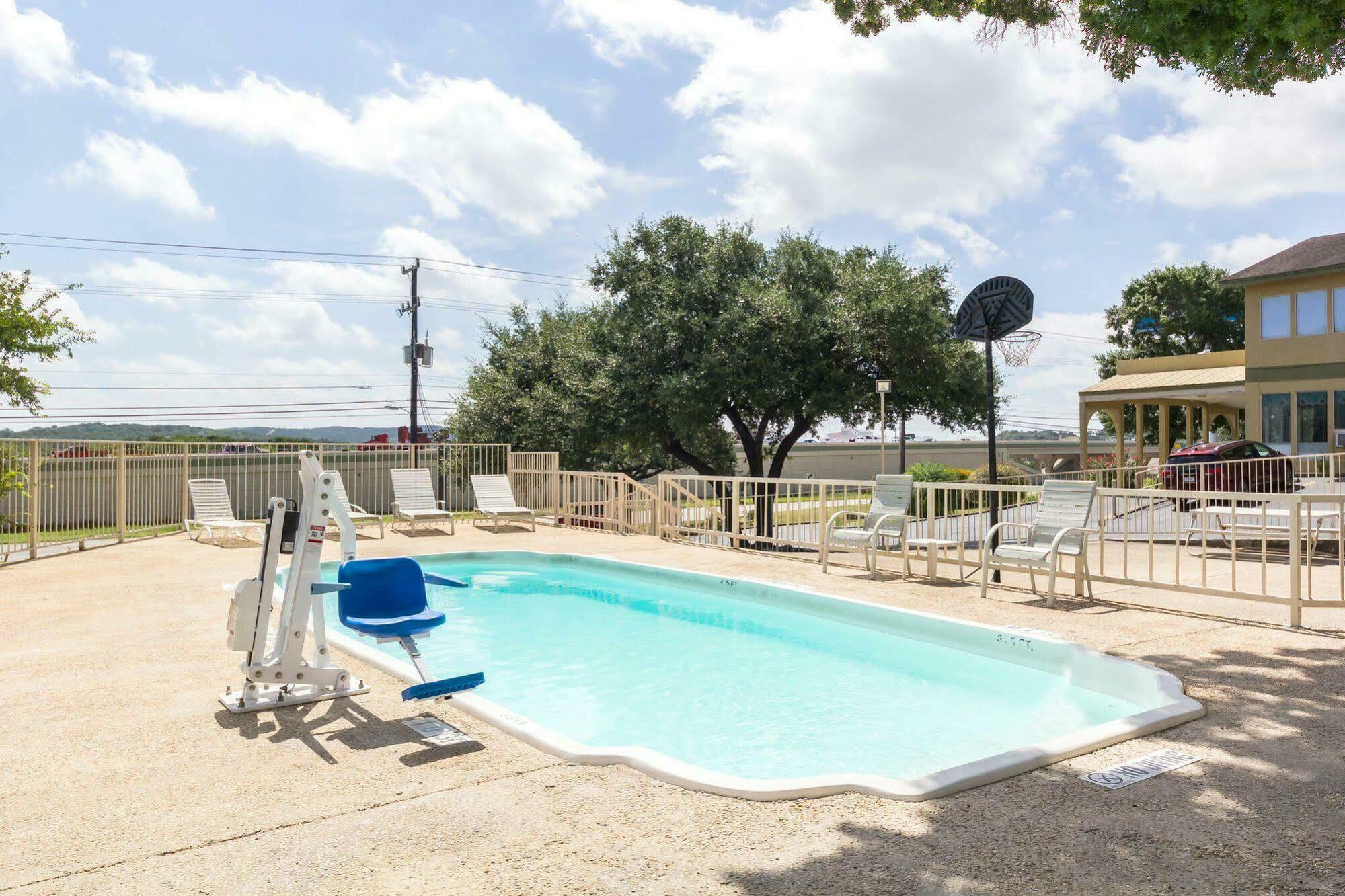 HillView Inn at Six Flags Fiesta San Antonio Exterior foto