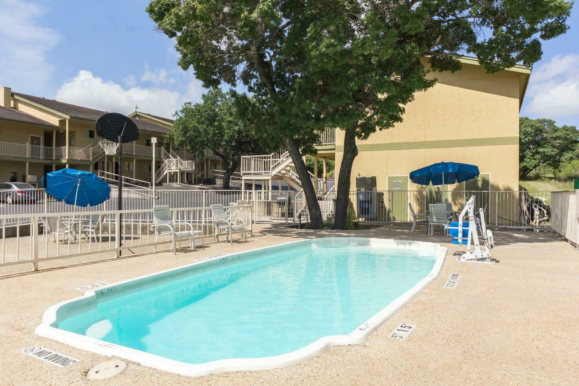 HillView Inn at Six Flags Fiesta San Antonio Exterior foto